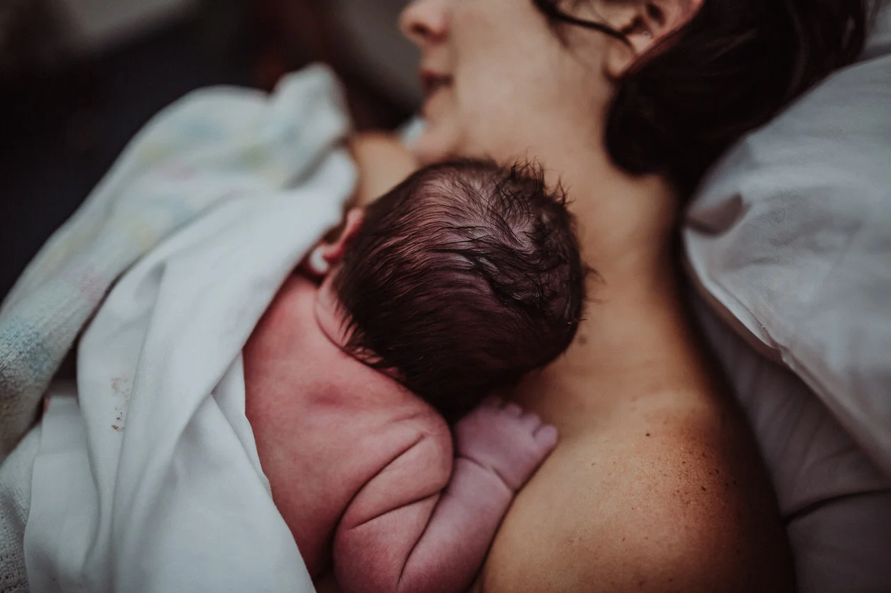 LDP_5880Golden+Hour+First+Breasfeed+Postpartum+Postnatal+Photography+Birth+Newborn+Hospital+photo+Session+North+Queensland.jpg