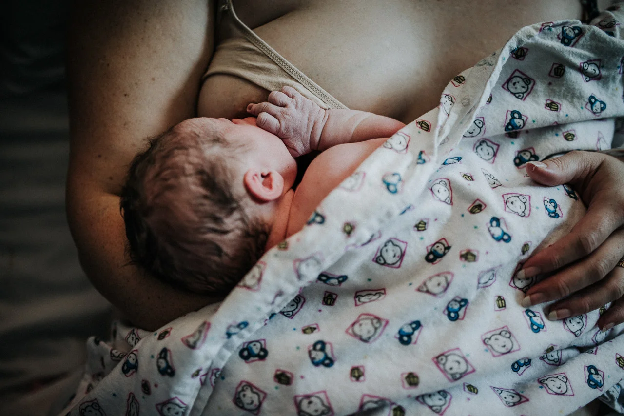LDP_8382Golden+Hour+First+Breasfeed+Postpartum+Postnatal+Photography+Birth+Newborn+Hospital+photo+Session+North+Queensland.jpg