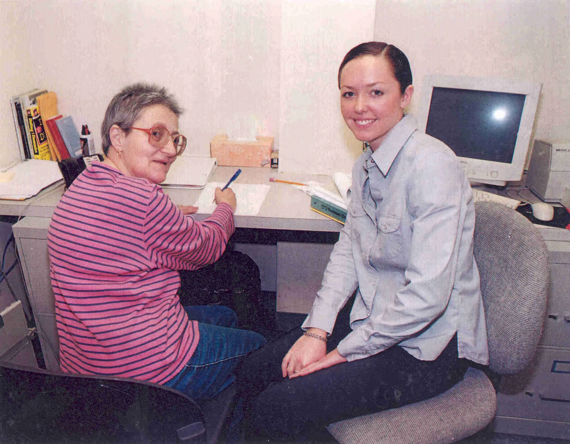 A client recovering from acquired brain injury (ABI) and her CRC case manager work on contacting resources supporting ABI survivors
