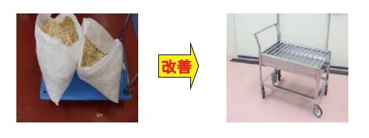Left: Ingredients are close to the ground and could easily be knocked over. They could also pick up contaminates from the ground. Right: Raised cart meals that it ingredients are separated from the ground, with broader bed allowing more room for ingredients and contained area that they can fall into - should they fall.