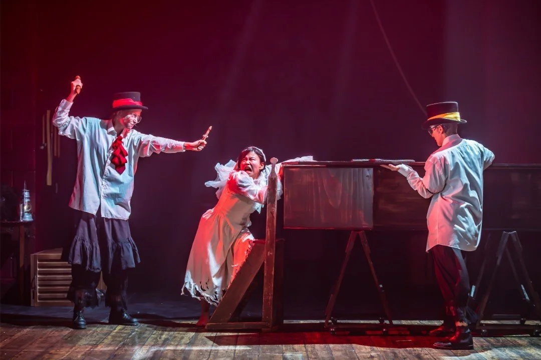 Dracula_Phoebe-Naughton-Mei-Mac-B-Terry_Photography-Credit-Marc-Brenner_1.jpg
