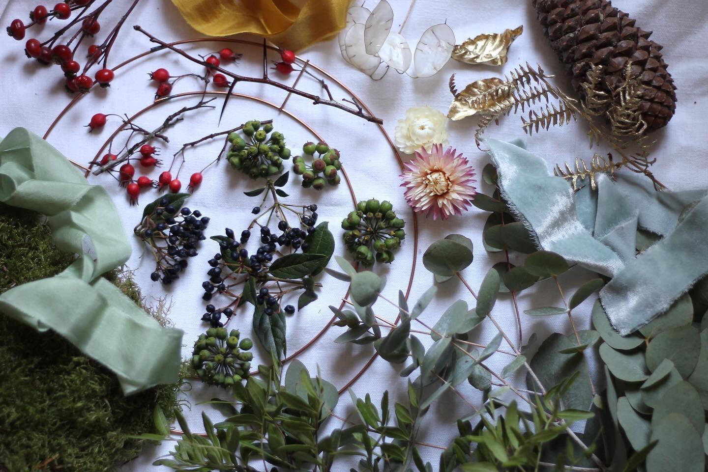 Join me for an evening of creativitity to make a wild garden inspired Christmas wreath to adorn your front door or home for the festive season.

To help get us in the seasonal spirit, our hosts @56stjames are creating a festive beverage especially fo