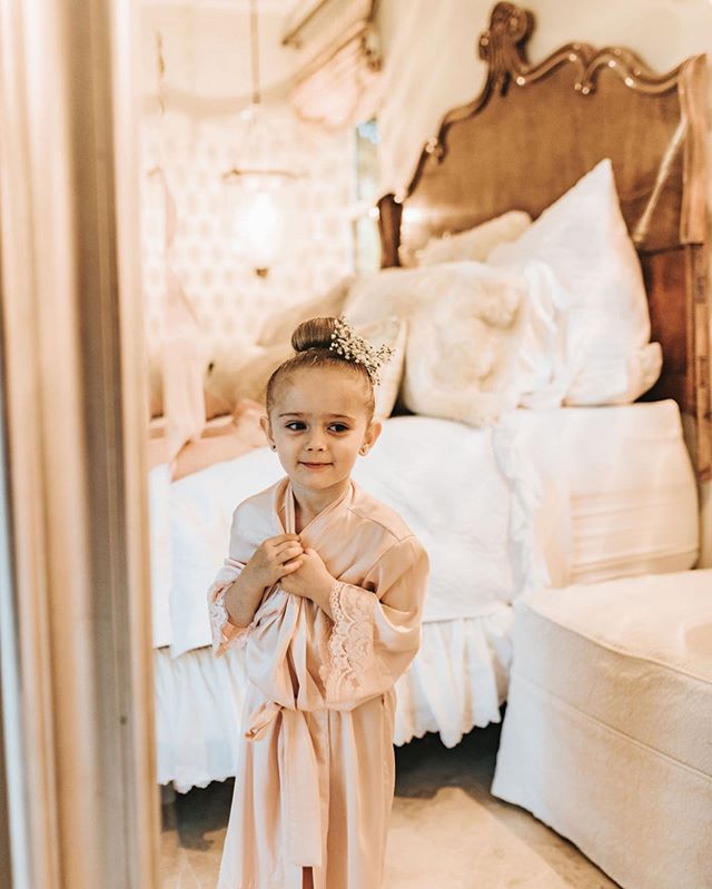 This bed in the bridal suite at @chateauadare is amazing. In fact the whole room is amazing. photo: @oscaranddassi .
.
.
#venue #bridetobe #weddinglocation #temeculawedding #murrietawedding #weddingplanning #ocwedding #socalweddingvenue #socalwedding