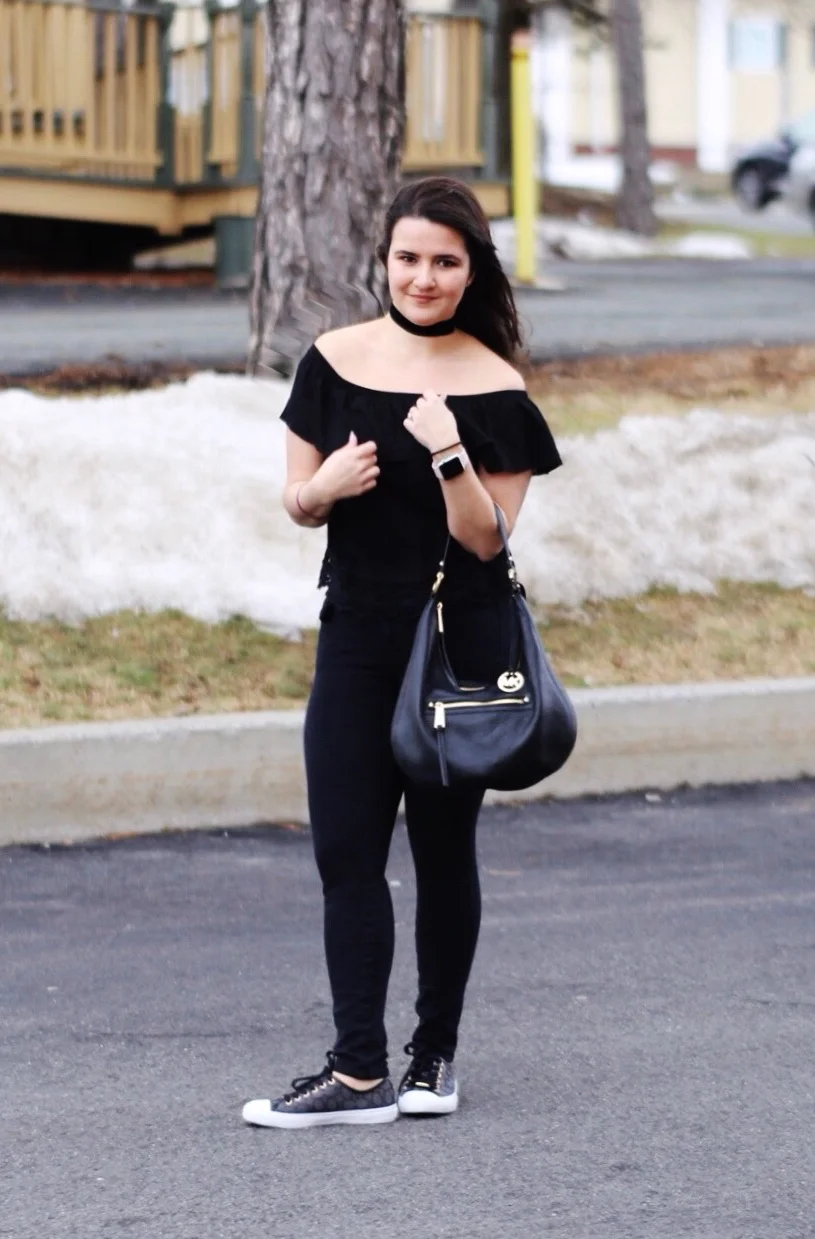 Blusa e Choker: Forever 21; Calça: American Eagle; Tênis: Coach