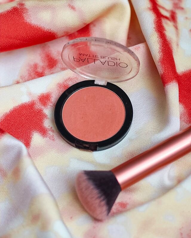 Mi tono de rubor favorito siempre ha sido el coral ✨ &Eacute;ste es el que utilic&eacute; para el tutorial de ayer de Beach Bronzy Makeup. Es de la marca Palladio, es un rubor con acabado mate y el color se llama Toasted Apricot. Lo pueden conseguir 