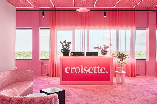 Croisettes huvudkontor nominerat till Sveriges snyggaste kontor

H&auml;r har CN Gruppen hj&auml;lpt till att f&ouml;rverkliga deras k&auml;rlek f&ouml;r lekfullhet med f&auml;rger.

Kontoret &auml;r en spektakul&auml;r blandning av rosa nyanser, sti