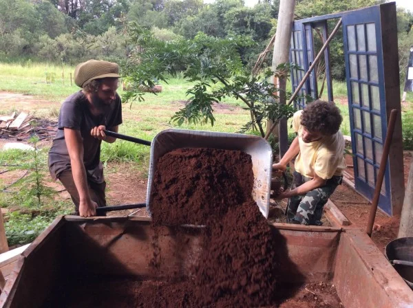 Cob building with Nascentes Organization in Brazil