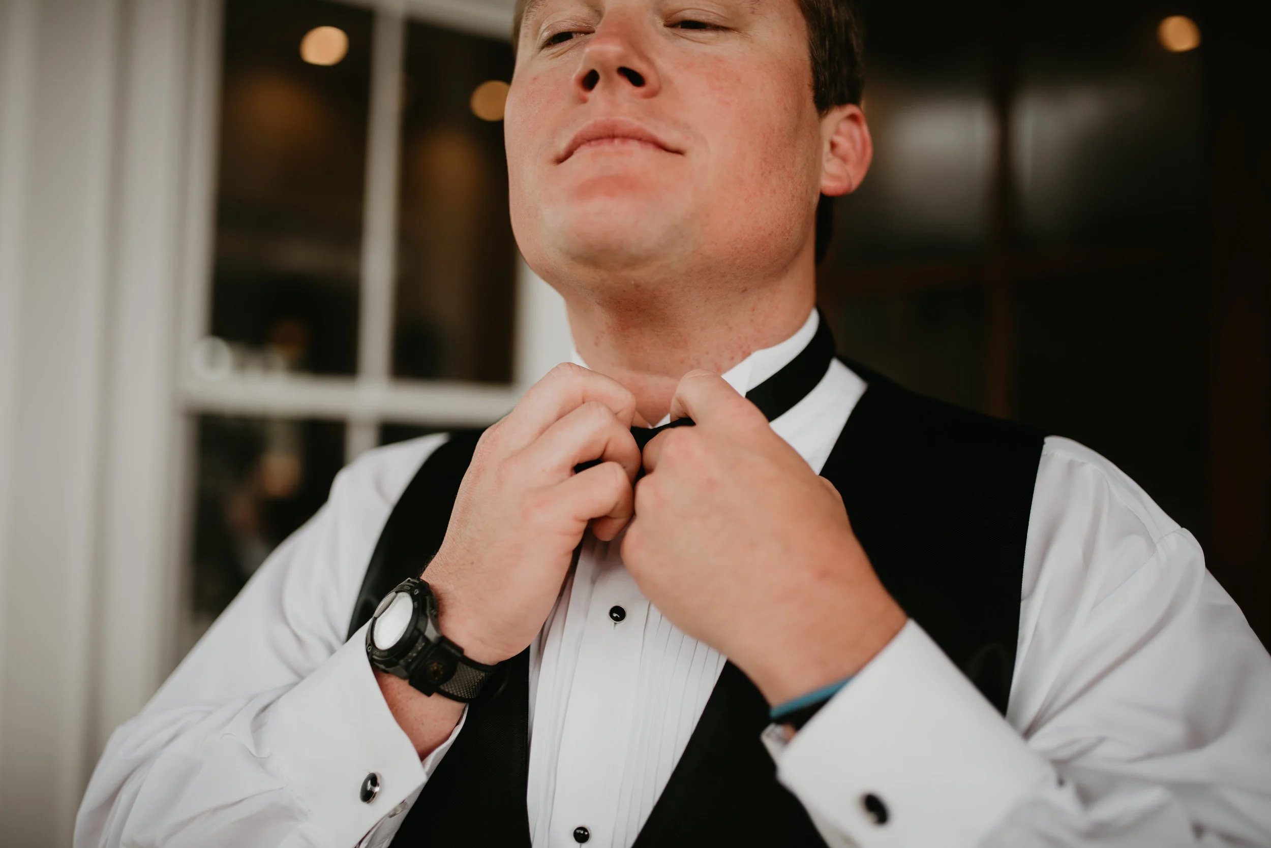 LunaRaePhotography_GilbertWeddingGroomPrep-11.jpg