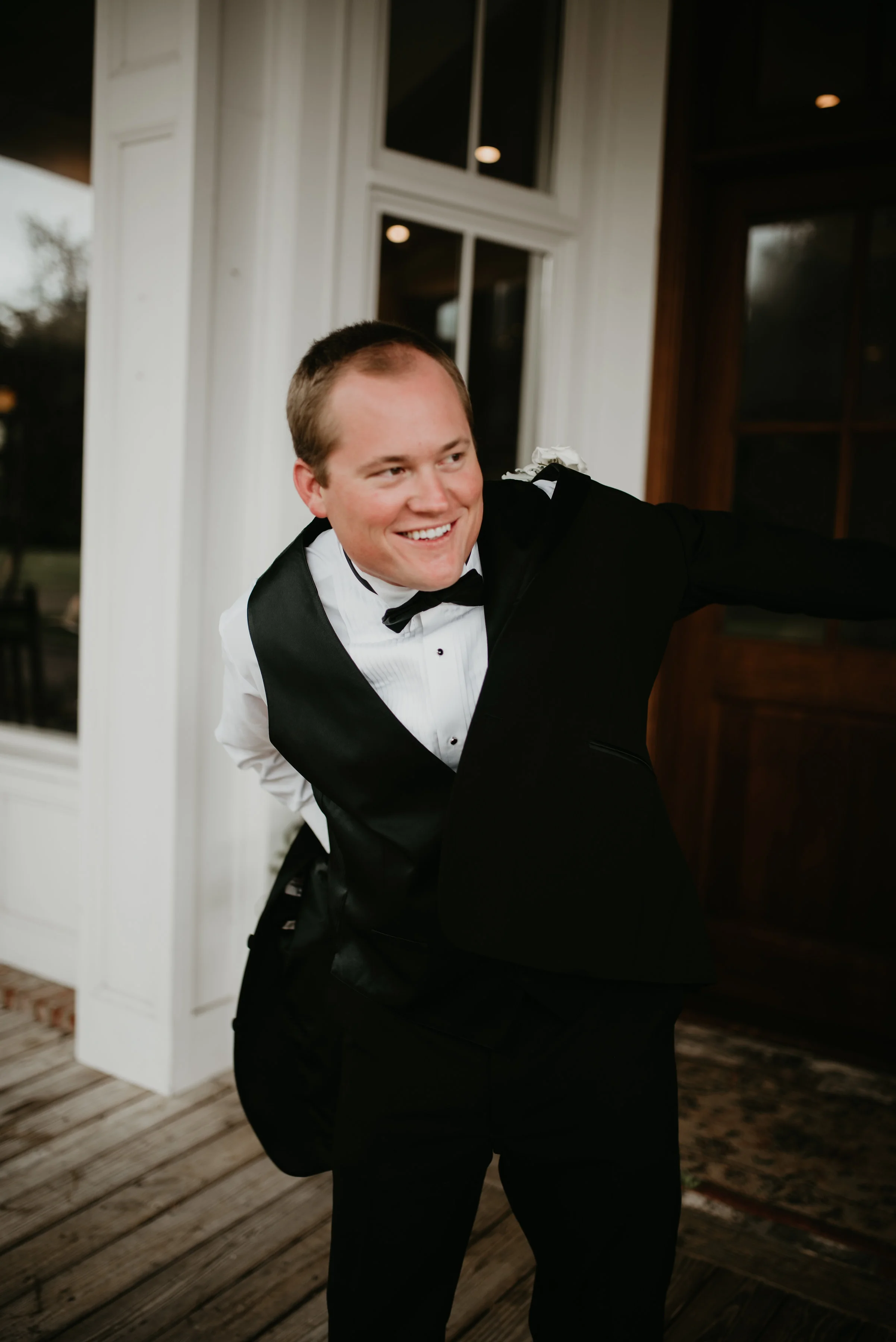 LunaRaePhotography_GilbertWeddingGroomPrep-17.jpg