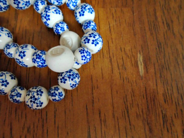 Kids love having their own diffuser jewelry and making their own jewelry is even more satisfying. Best of all, bracelets are simple projects for kids. So let's get started with our project - how to make a diffuser bracelet.
