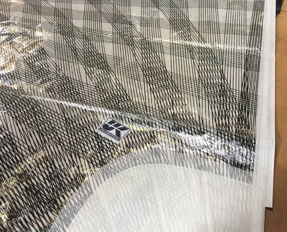 En närbild på ett X-Drive Carbon storsegel som visar på hur tätt kolfibertrådarna ligger. För extra hållbarhet har seglet en basduk med polyester taffeta på andra sidan tejpsidan. Detta skyddar seglet mot slitage men gör det också något tyngre.