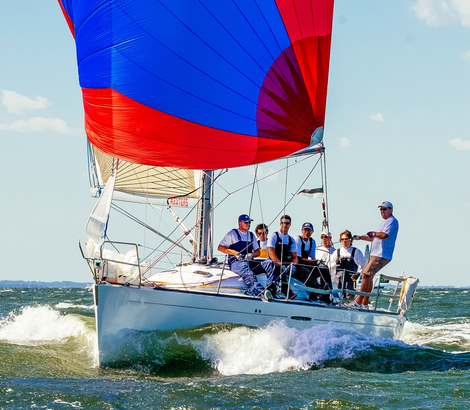 En First 36.7 i hård undanvind med en S4.