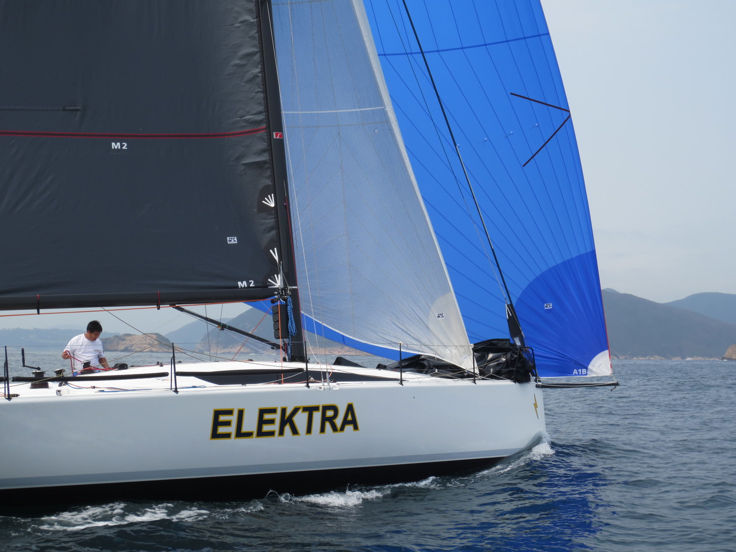 Ovan syns Sydney 43:an ELEKTRA med en A1:a och stagsegel.