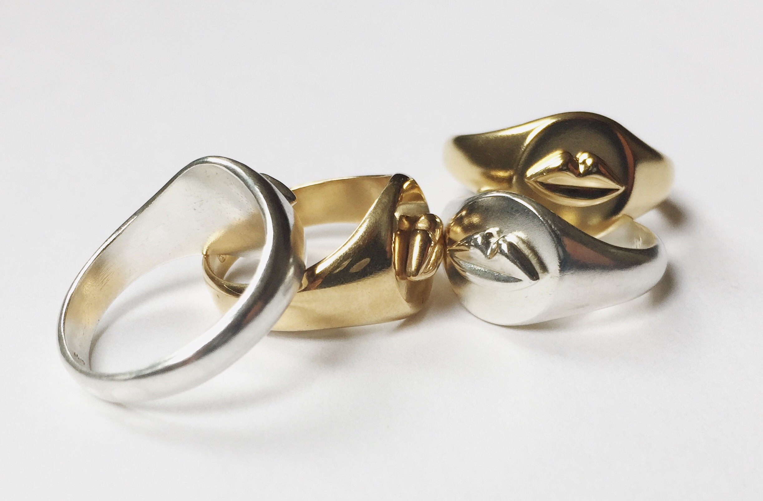 Ring Signet Gold Kiss