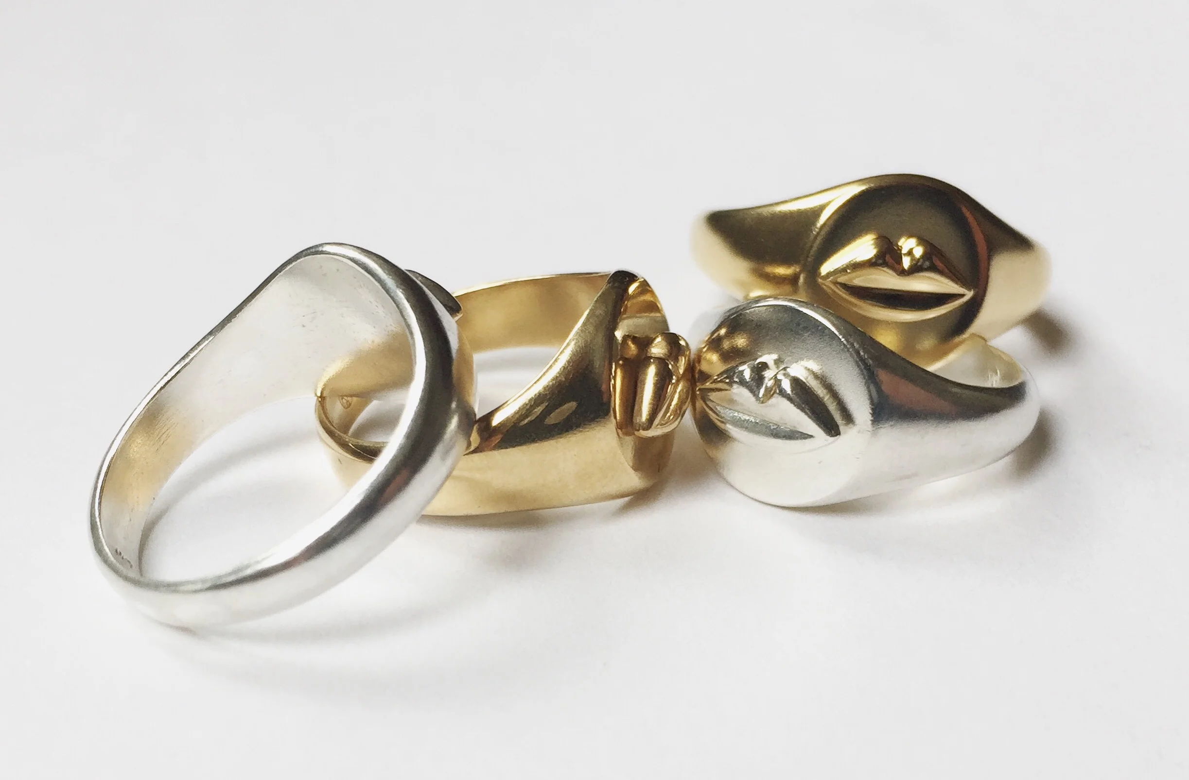 Ring Signet Silver Kiss