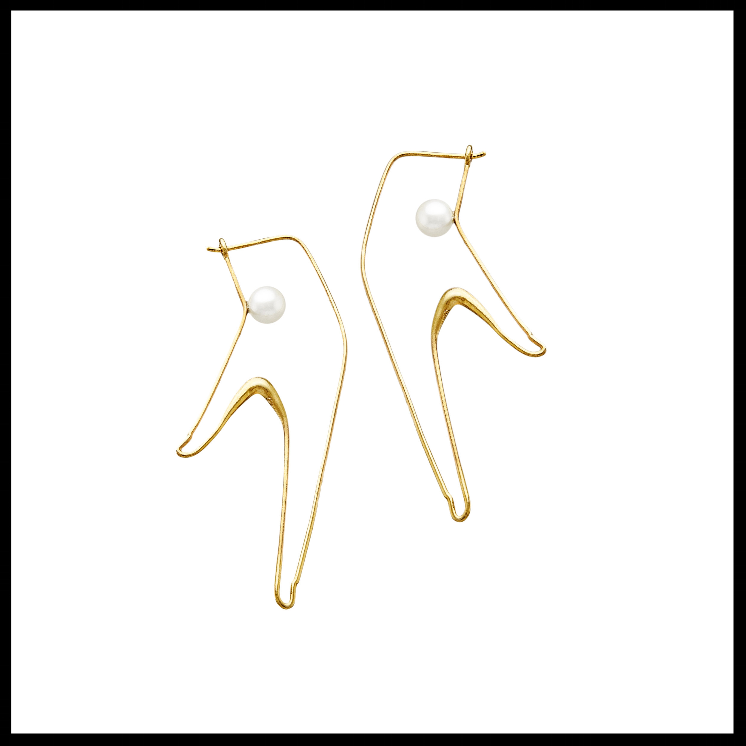 Gold Earrings Contact with Pearls