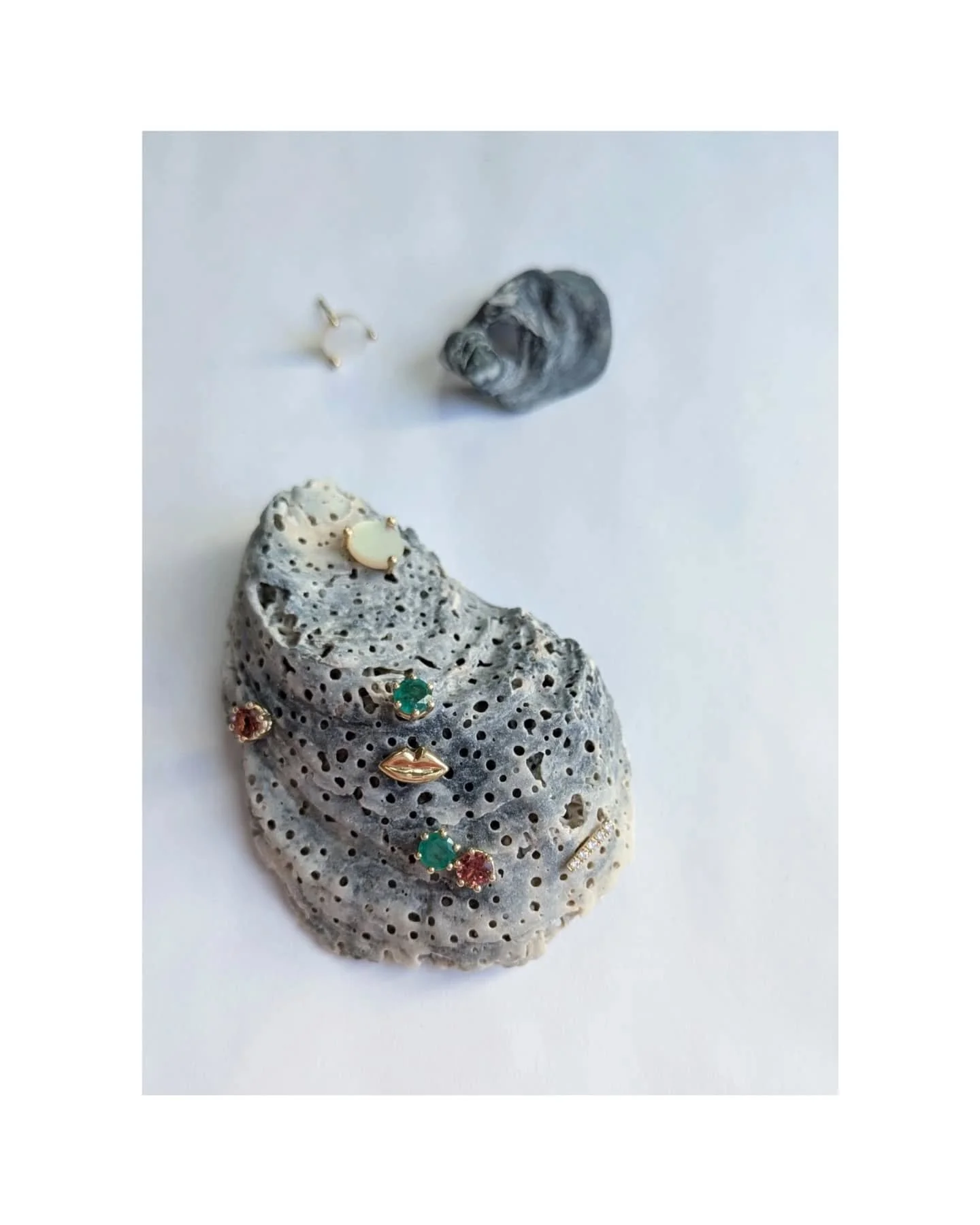 Treasures born in different worlds✨

#kozminkajewelry #handmadejewelry #jewelryaddict #goldjewelry #timelesscontrast #artisanjewelry #modernmeetsancient #rawandrefined #naturalelegance #shellinspired #organicshapes #craftedbeauty #slowcraft #textural