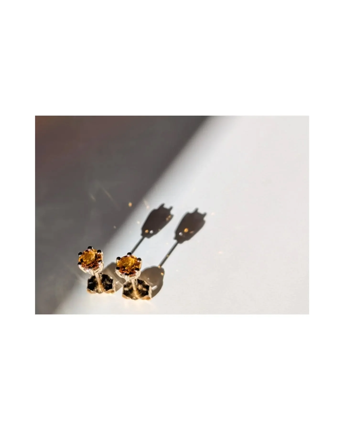 A new pair of earrings with a golden pulse✨ tiny flames dancing in a sweet Pumpkin Spice mood
#earringparty #citrineearrings #goldenhourvibes #pumpkinspice #kozminkastudio