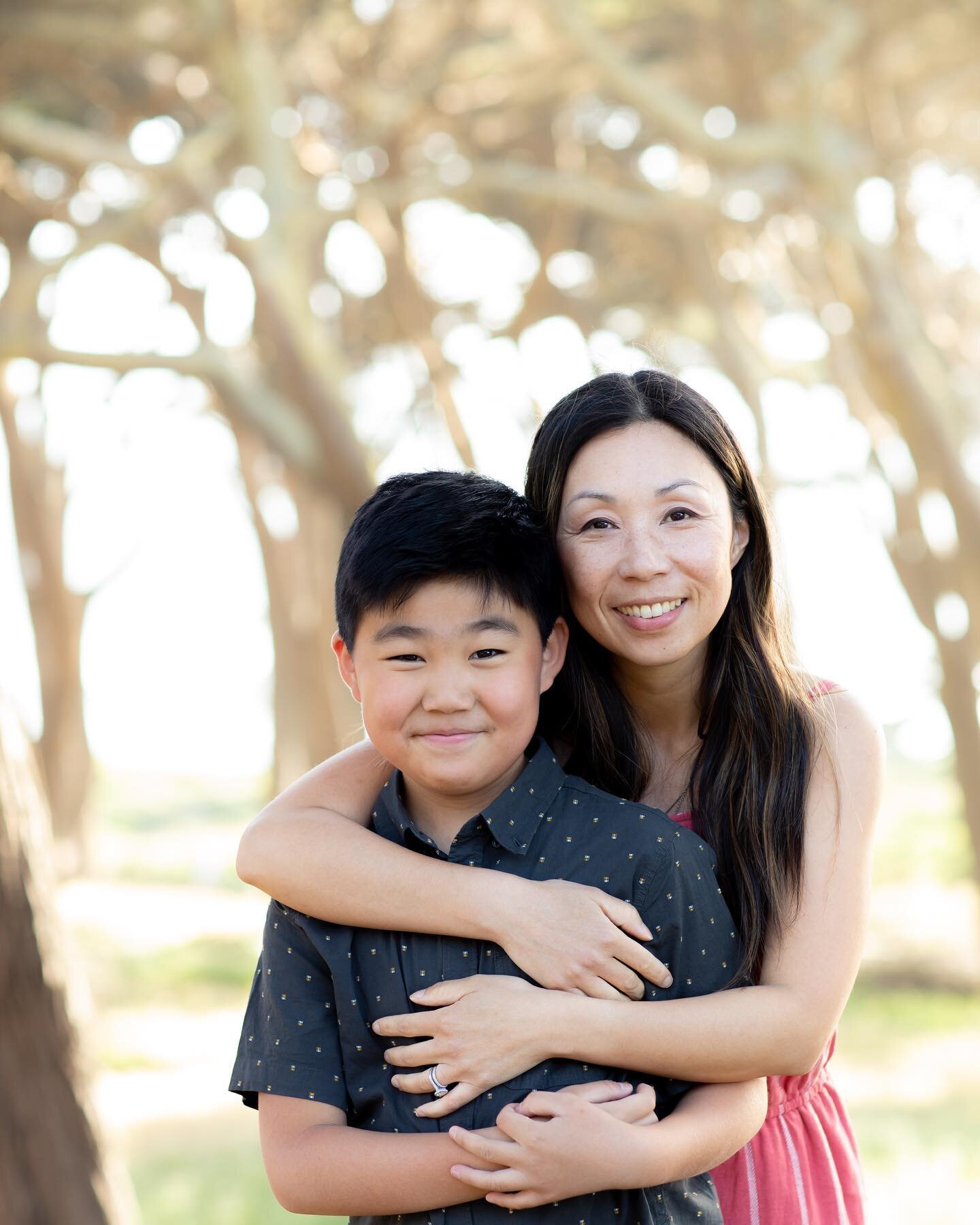 &lsquo;Tis the season for moms to stay in the picture! Raise your hand if you celebrate this sweet time of year. 
✨✨✨
I will be doing a very limited number of photos sessions in early November and can&rsquo;t wait to see you!