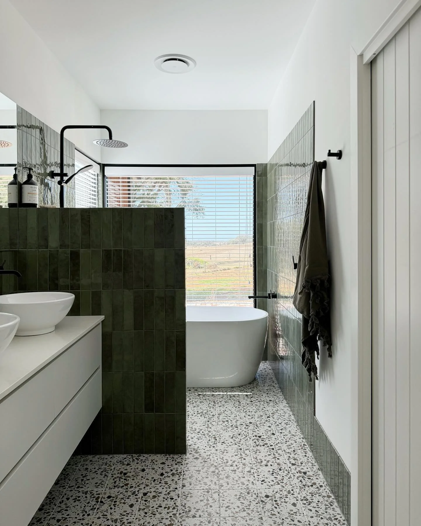 ➕AUGUSTA➕A labour of love! I&rsquo;m stoked with how this master bathroom turned out for this holiday home in stunning Augusta in WA&rsquo;s Southwest. 

This shed style home on a bush block was a new build for my Mum (obviously my new favourite clie