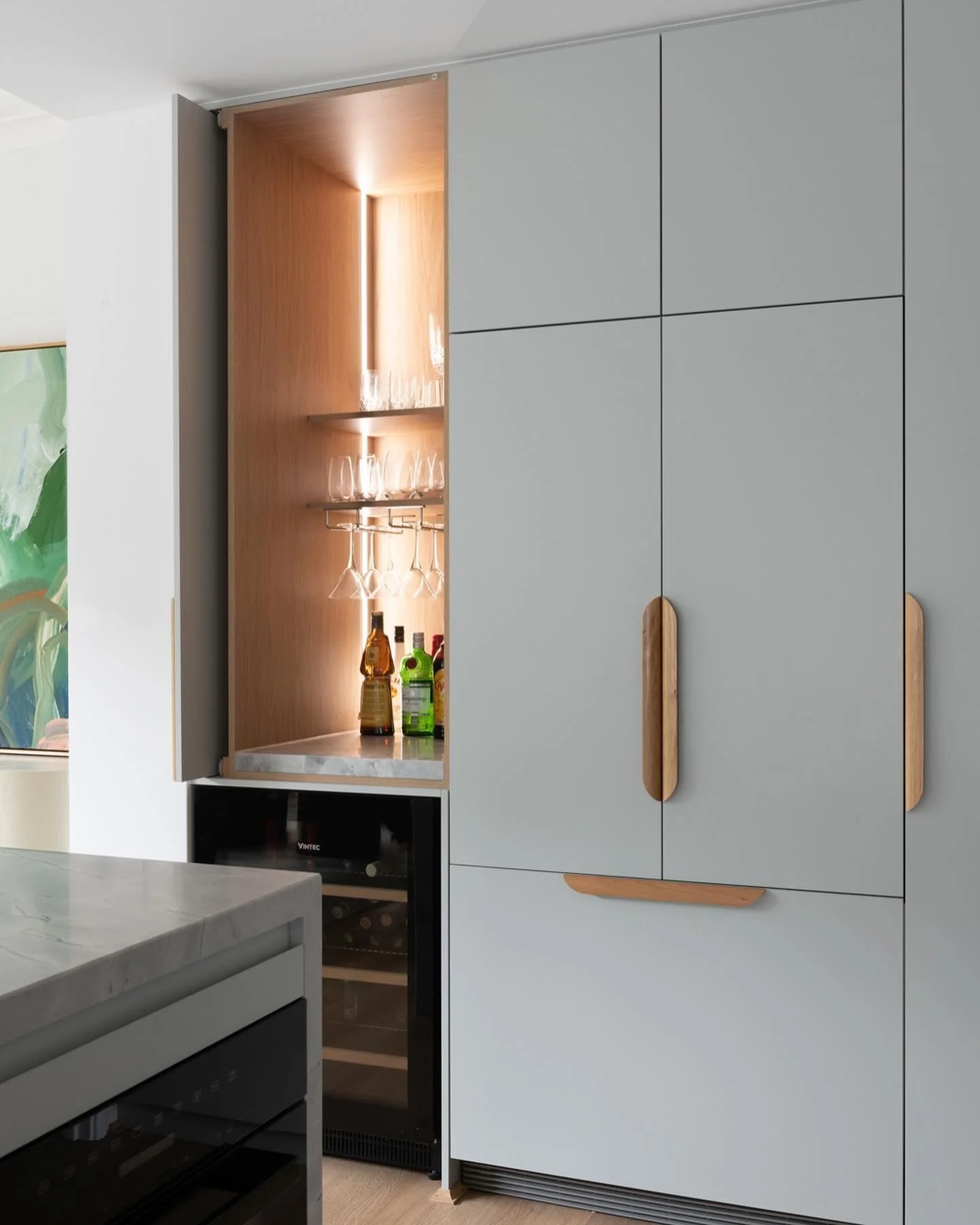 ➕COCKTAIL ANYONE?➕ I think about this awesome set up we designed for our clients in 2021 often! 

Our lovely clients wanted to use this space to make &amp; store drinks and glasses but not always have it on display. It&rsquo;s a clever, sophisticated