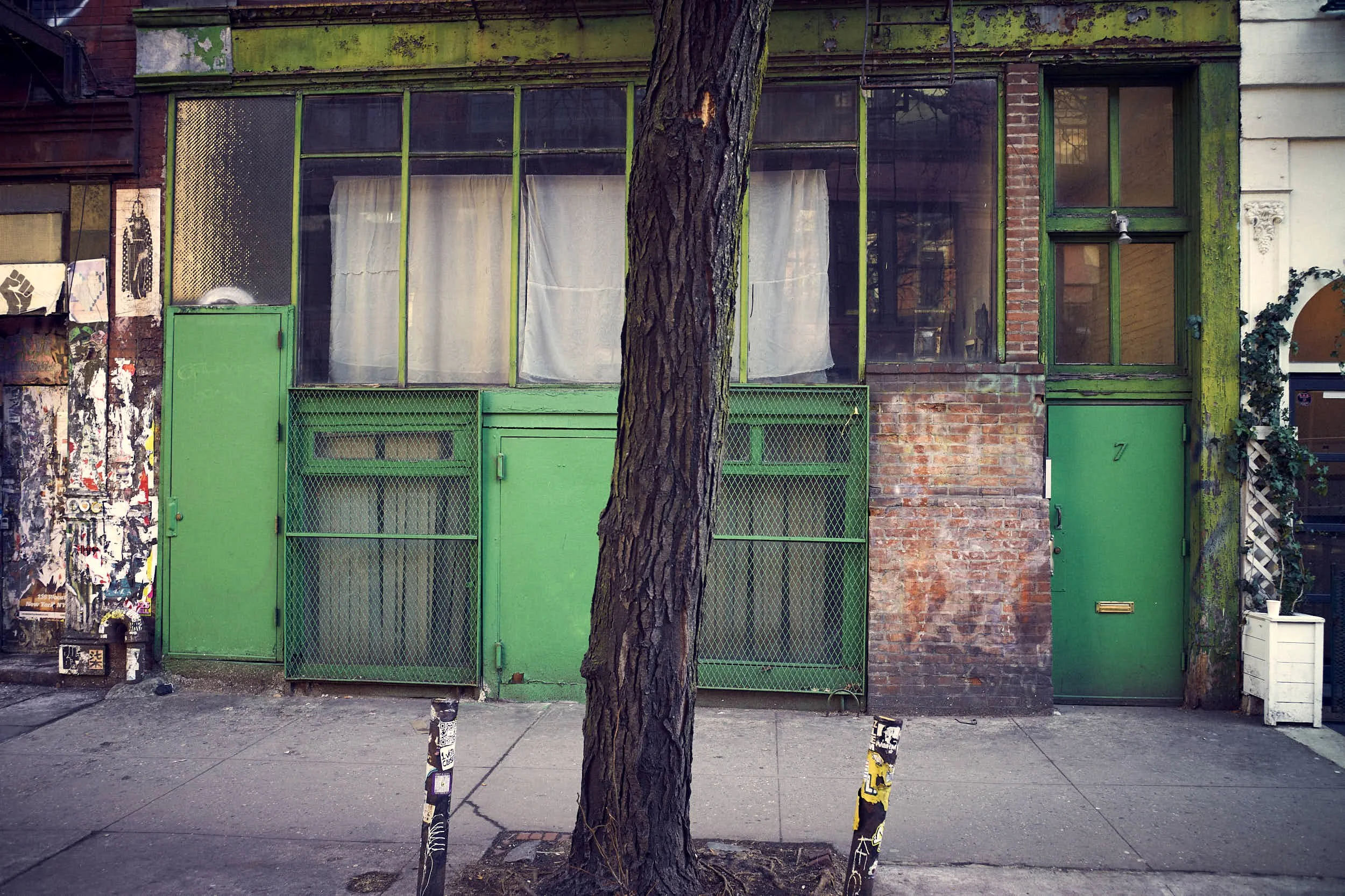 Robert Frank Studio Exterior – Bleecker Street NYC | Street Photography by Dirk Kikstra