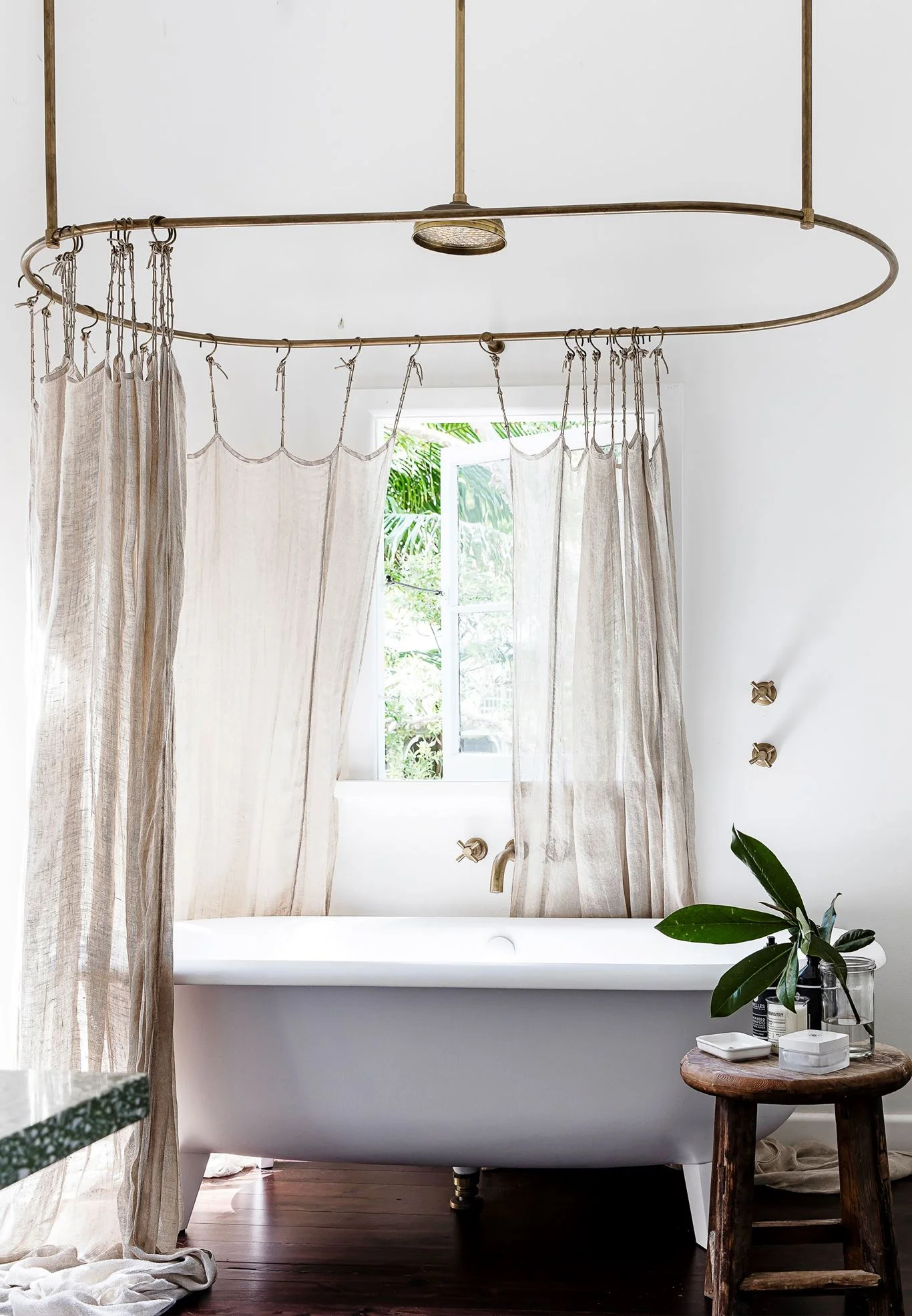 This gorgeous bath combined with the wooden flooring is just dreamy!