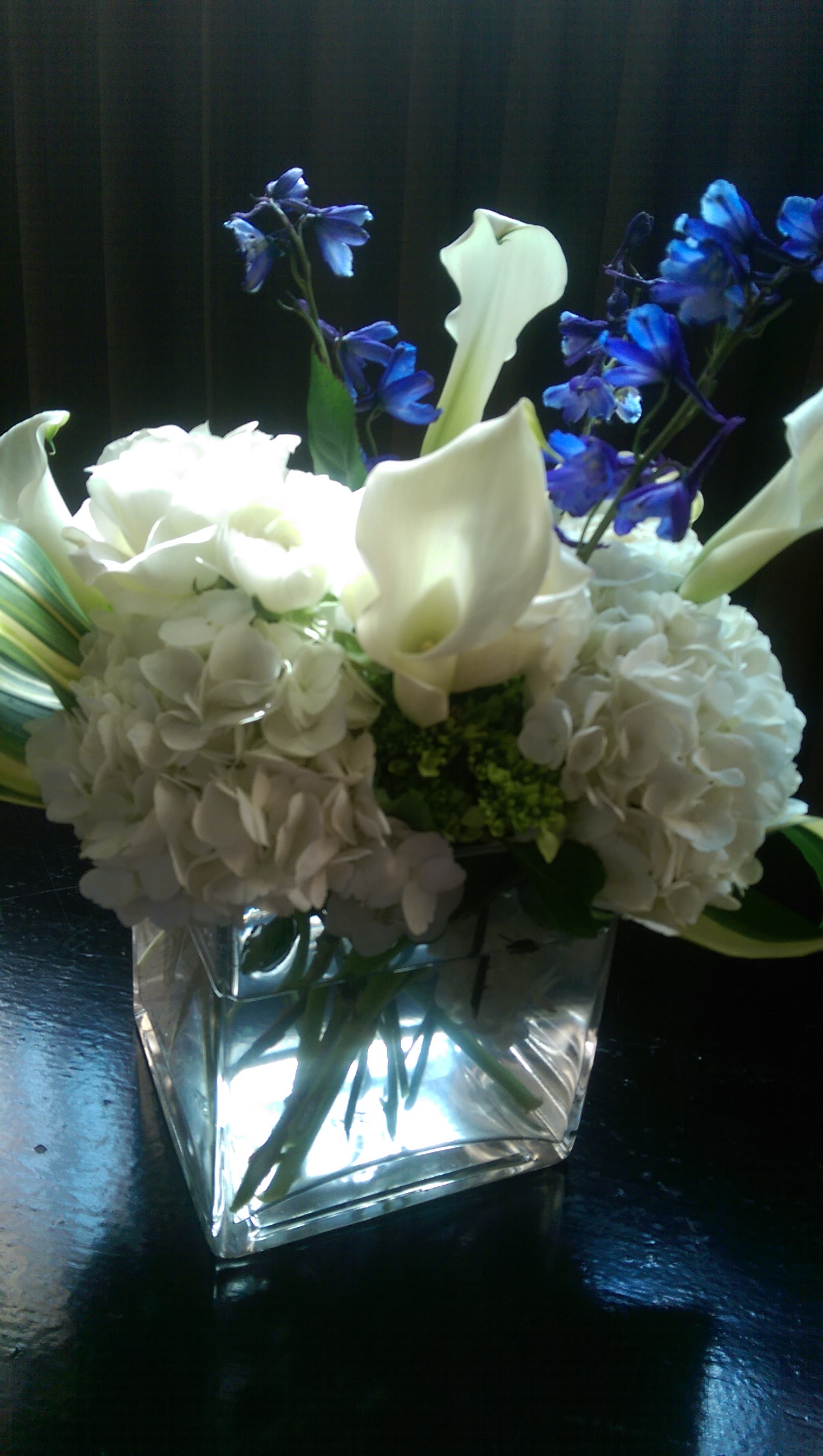 A Simple Blue and White Piece to Brighten the Room 