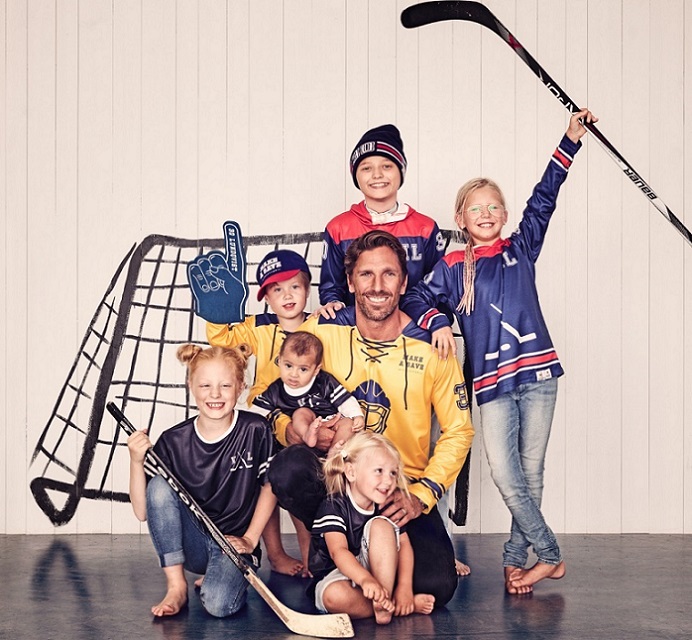 Henrik Lundqvist och barn på Ronald McDonald Hus i Göteborg visar upp klädkollektionen "Make a Save Collection" som togs fram i samarbete med The Brand. Allt överskott från försäljningen skänktes till Ronald McDonald Barnfond.
