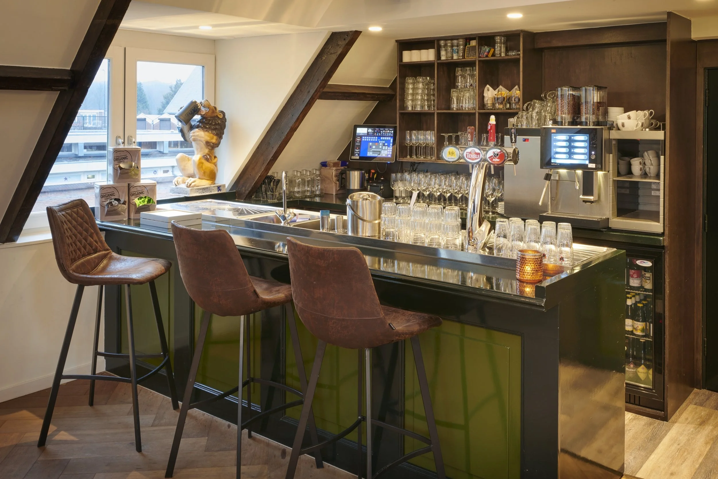 bar2-min.jpg