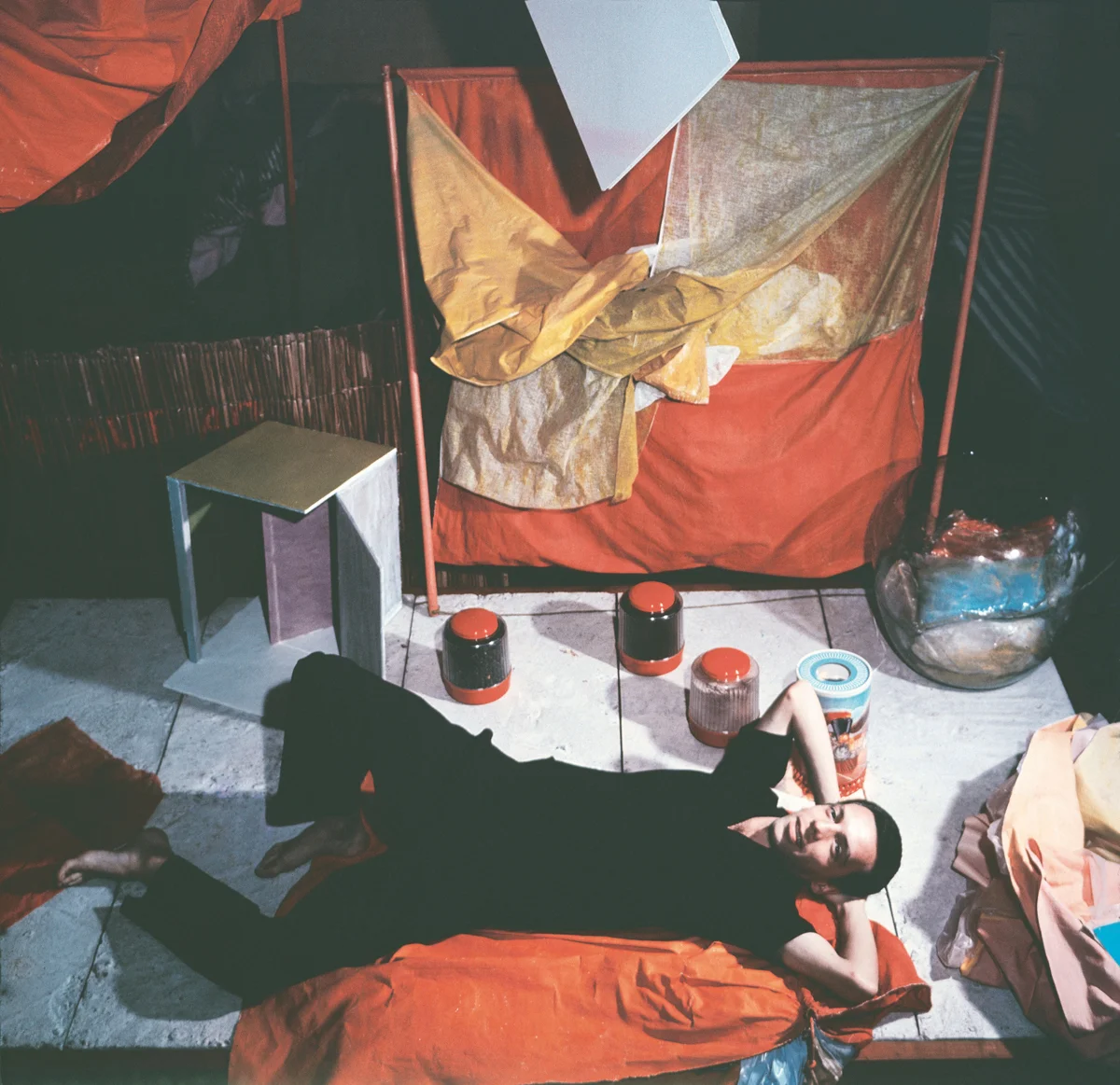 He__lio_Oiticica_mit_Bo__liden_und_Parangole__s_in_seinem_AtelierBD.jpg