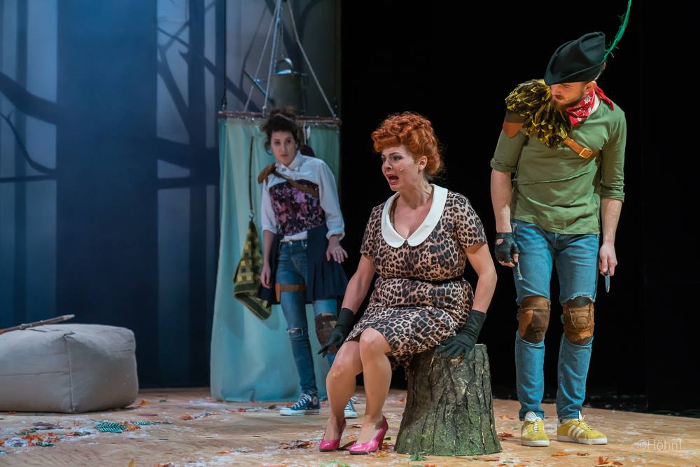 v.l.n.r Little John (Michelle Breu), Gouvernante (Linda Gunst), Robin Hood (Mirza Sakic) / Foto: Ingo Höhn