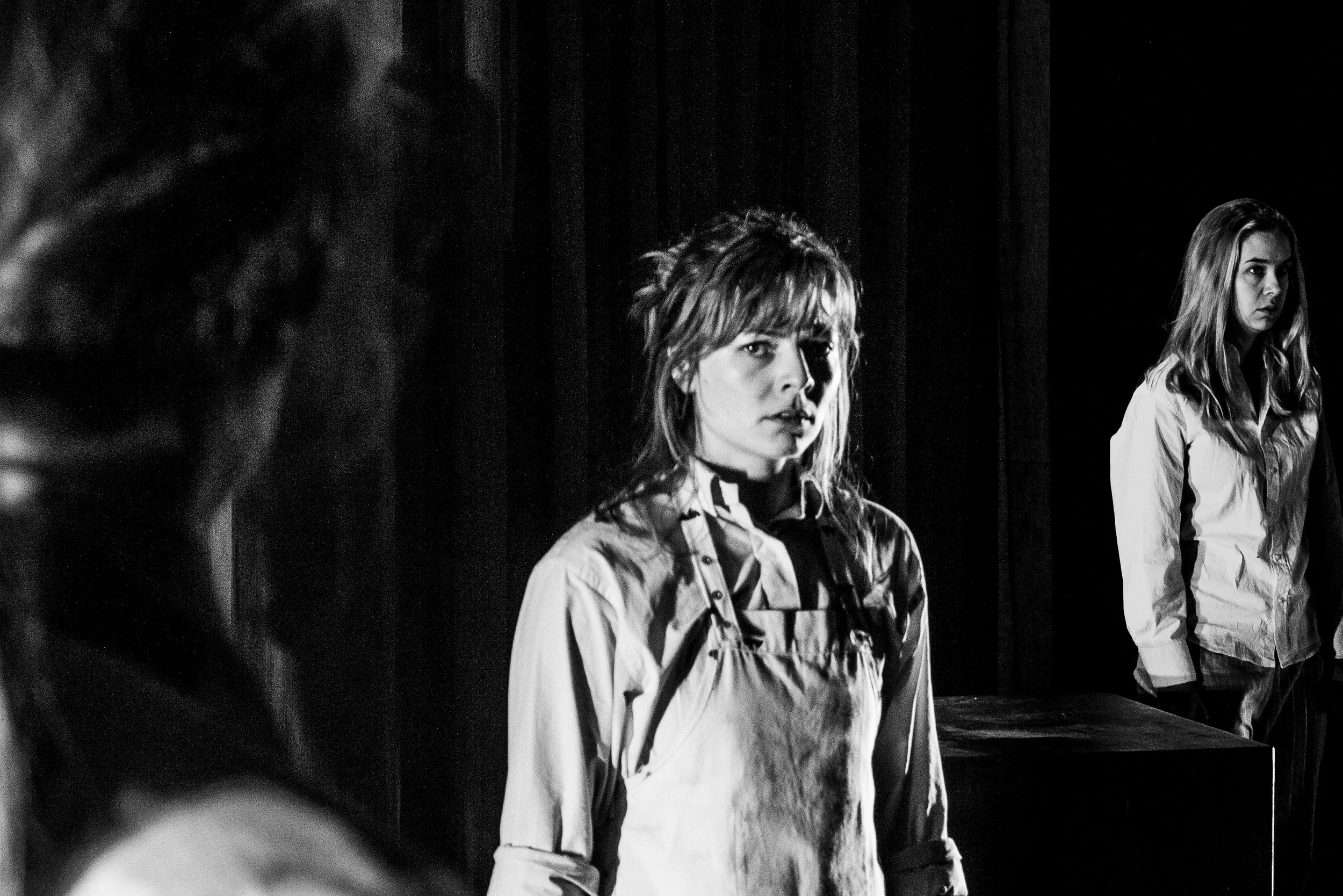 Foto: Stephan Teuwissen Leni, Kafkas Prozess 2019, Theater der Künste Zürich v.l.n.r.: Linda Gunst, Anna Herrmann
