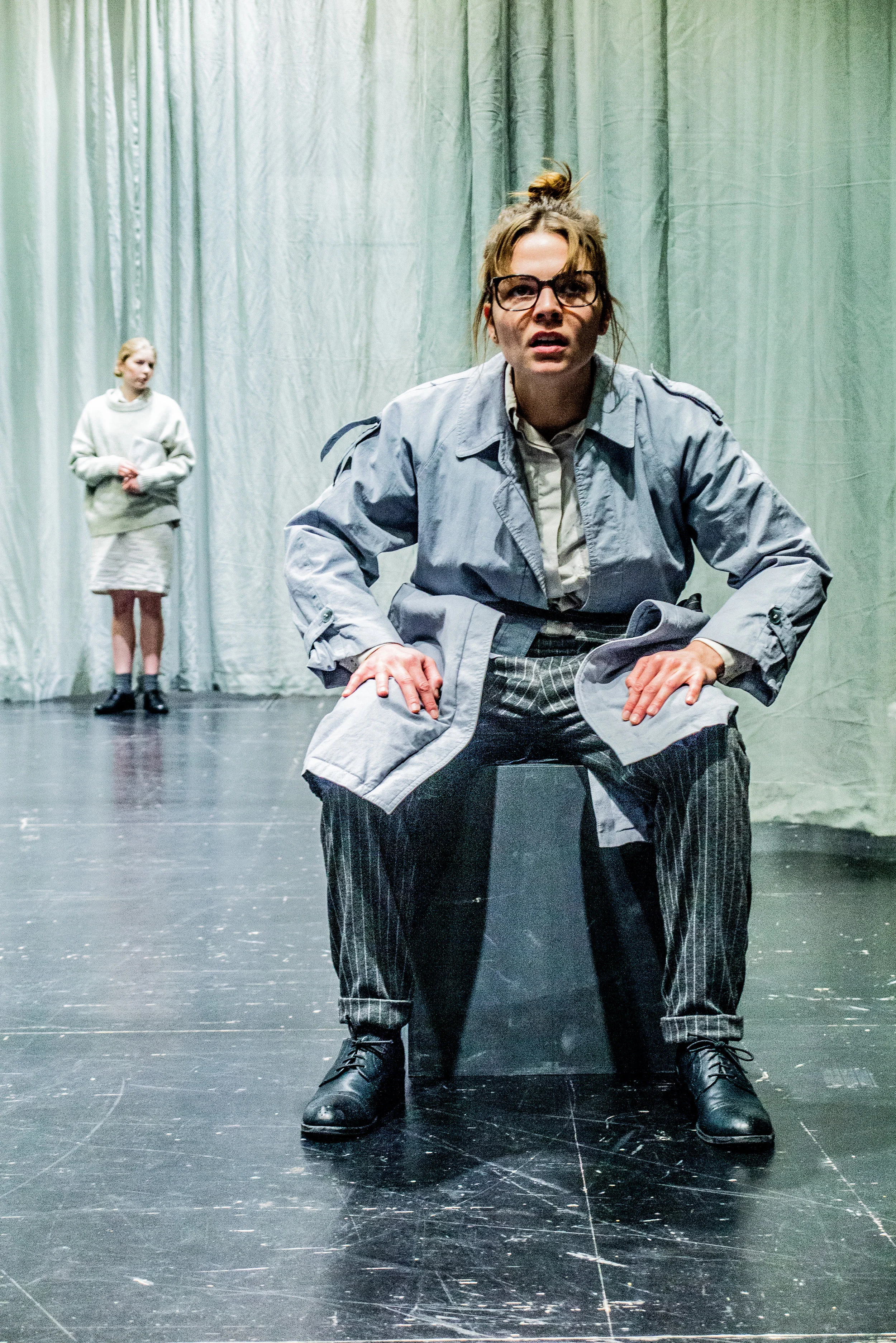 Foto: Stephan Teuwissen Fräulein Montag, Kafkas Prozess 2019, Theater der Künste Zürich v.l.n.r.: Jana Rottmann