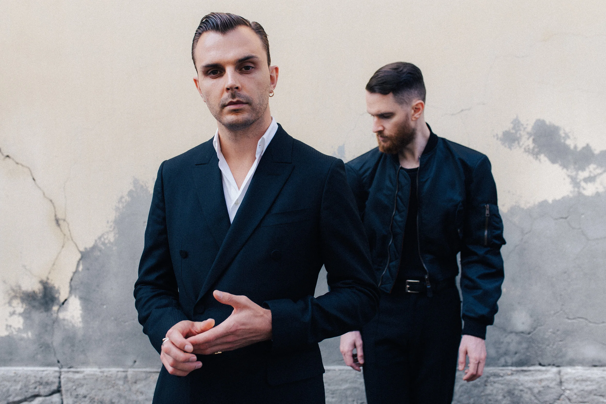 Hurts постер. тео hurts. группа hurts. Hurts солист. Hurts группа 2021.