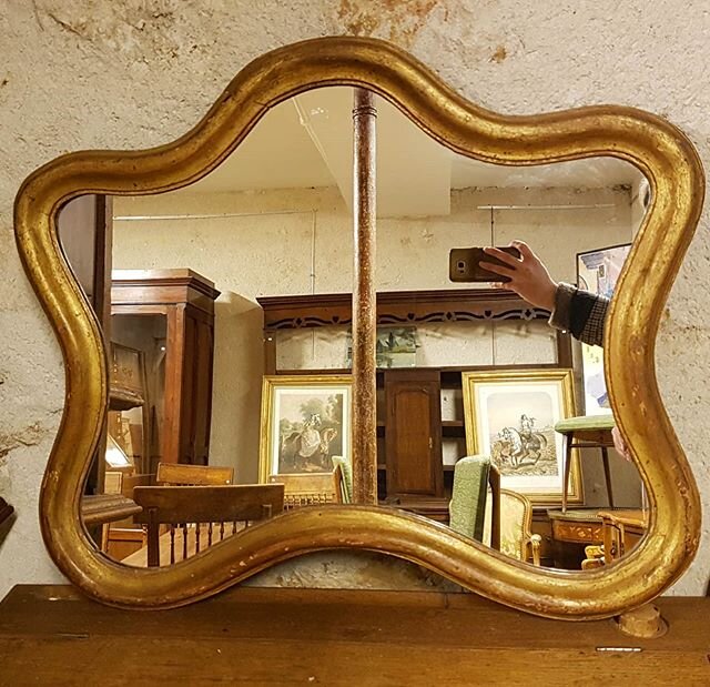I love this shape 🧡 Mirror anyone?

#1940s #frenchmirror #vintagefinds #accentmirror #antiquesourcing #antiquemirror #vintagemirror #miroirancien #mirrorinspiration #oldmirror #fourties #livingroommirror #wallmirror #frenchhomedecor #romanticdecor #