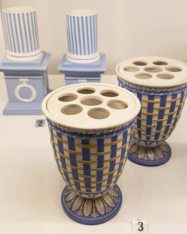 The finest Wedgwood vases, from the 1790s 💙

#museedesartsdecoratifs #wedgwoodjasperware #1790s #englishporcelain #antiquevase #classicalinspiration #neogrec #classicalinteriors #englishinteriors #porcelainvase #blueporcelain #englishantiques #paris