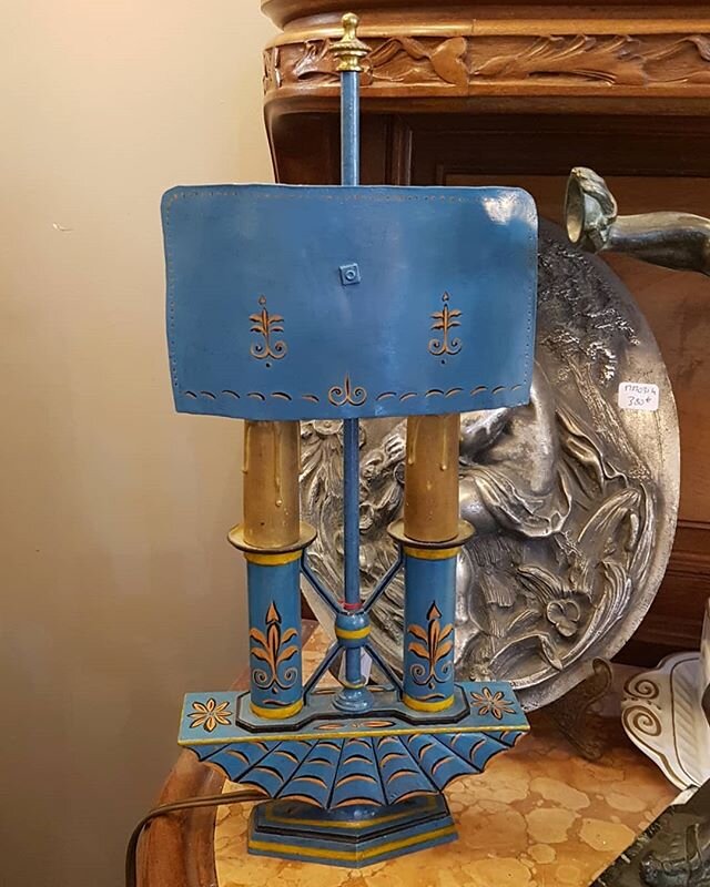 The cutest little thing I've seen in a while!💙 Table lamp anyone?? #empireperiod #1820s #bluelamp #frenchantiques #vintagefinds #accentlamp #paintedlamp #vintagelamp #lampideas #antiquelamp #empirestyle #paintedmetal #lampeancienne #vintagelampshade