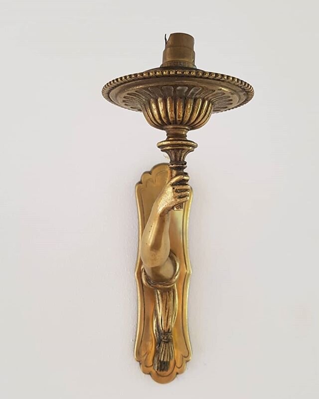 The chicest pair of sconces ever!💥 #frenchantiques #wallsconce #1920s #bronzelighting #accentlighting #classicalinteriors #classicalinspiration #frenchinteriors #vintagefinds #bedroomlamp #livingroomlamp  #chicinteriors #parisinteriors #frenchvintag