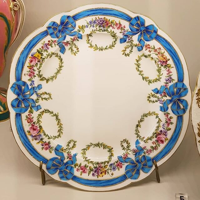 Just a beautiful plate 💙

#18thcentury #frenchporcelain #colorsmakemesmile #antiqueplate #museedesartsdecoratifs #savoirfaire #frenchchina #blueribbon #bluelove #blueporcelain #natureinspired #finechina #vintagetabledecor #porcelainefrancaise #pinka