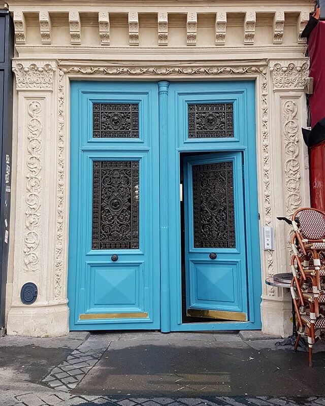 #goodmorningparis #parisdoors #bluedoor #haussmannien #parisarchitecture #doorsofparis #doorsondoors #oldoor #doorinspiration #doorinspo #frenchdoors #entrancedoor #parisfacade #frencharchitecture #parisblue #bluegate #turquoisedoor #turquoiselove #a