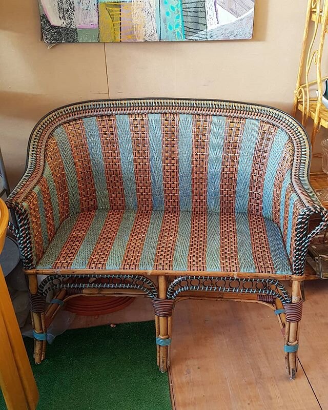 Rattan paradise 💙💛 #antiquesourcing #vintagefinds #1920s #frenchantiques #vintagerattan #vintagerattan #rattanfurniture #terracefurniture #sofainspiration #livingroomdecor #vintagehomedecor #sofagoals #rattantable #antiquesofa #accentchair #mybohoa