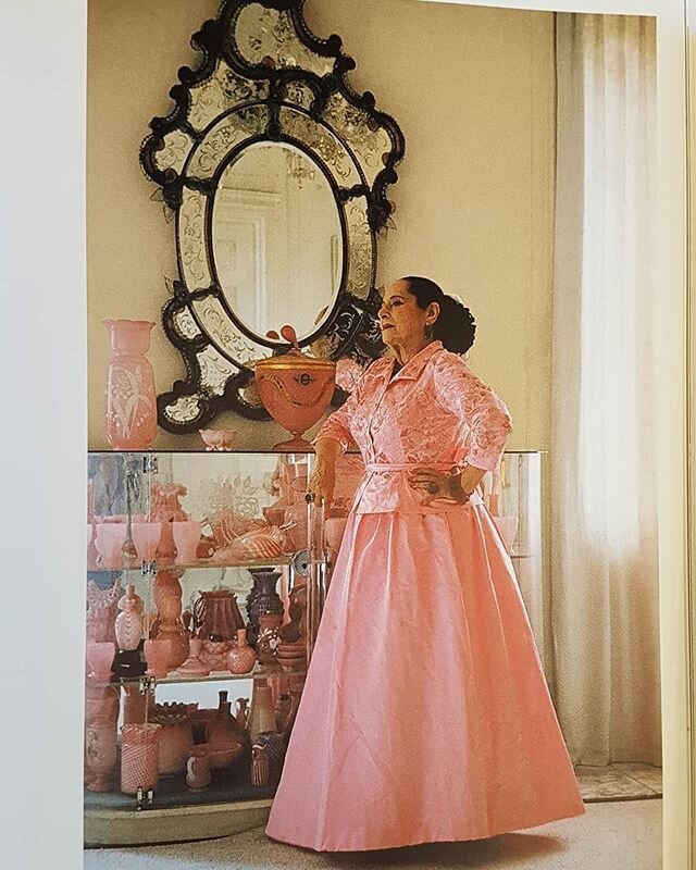 #helenarubinstein #opalineglass #italianmirror #1950sdecor #pinkdress #antiquemirror #frenchinteriors #cosmeticlover #americancosmetics #louissue #emilioterry #jeanmichelfrank #pinkhomedecor #opaline #fiftiesfashion #vintagehairstyle #vintagefashions