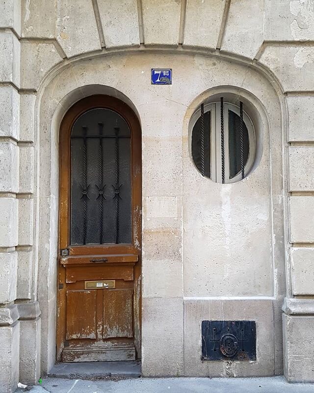 #quirkydoors #parisliving #haussmannien #parisdoors #parisjetaime #doorsondoors #doorsofparis #doorsandwindows #ovalwindow #windowdesign #doordesign #doordetail #doorknob #parisfacade #architecturaldetail #doordecor #parislife #doorinspo #doorinspira