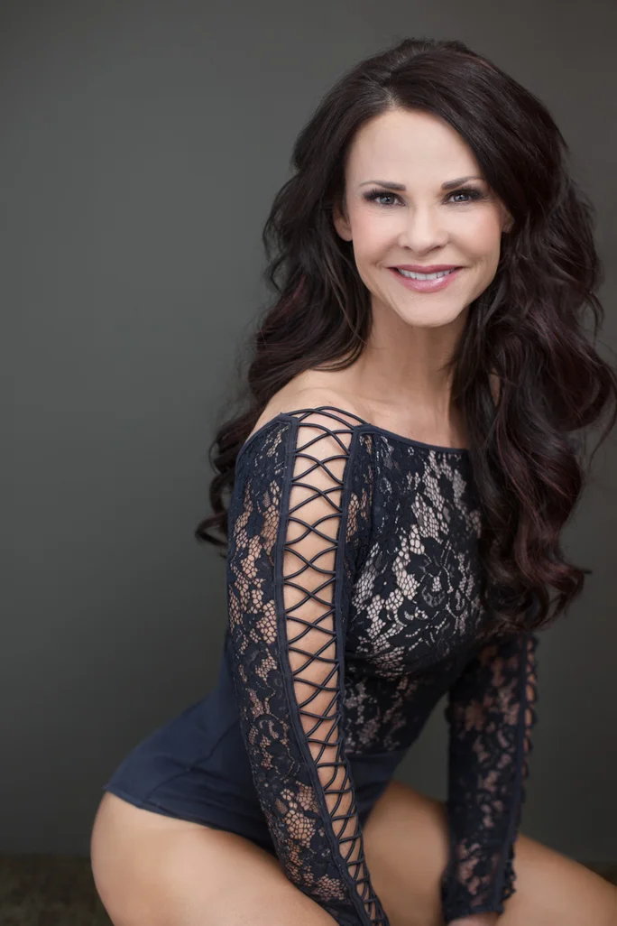 <img src="sandybluebodysuit.jpg" alt="This is sandy in blue bodysuit">