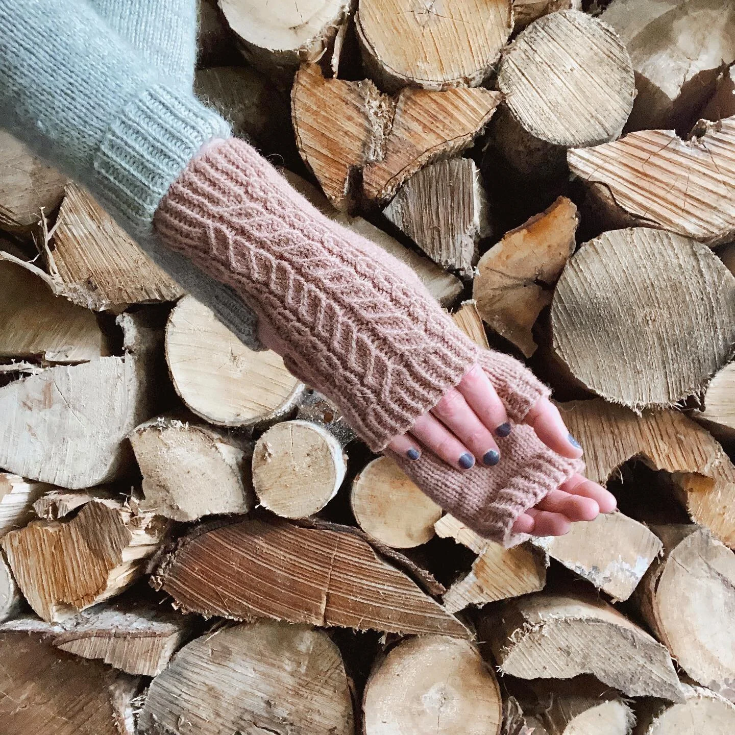 Folks, I&rsquo;d love to pick your brains about something! I&rsquo;m releasing these fingerless mittens next week, but they still don&rsquo;t have a name. Any suggestions?!
.
.
.
.
.
#flossiknits #namelessmittens #autumnknits #newrelease #knitweardes