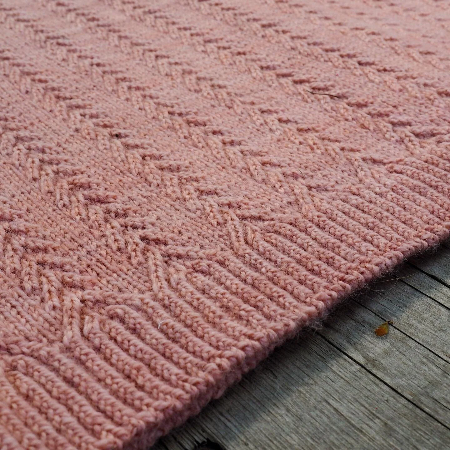 A little detail shot of Northbound! The pattern going into the ribbed hem makes my geeky designer heart super happy. And I&rsquo;m still swooning over that yarn @triskelionstudio! This is Caerthan&rsquo;s Emrys sport in Seashell, and it&rsquo;s gorge