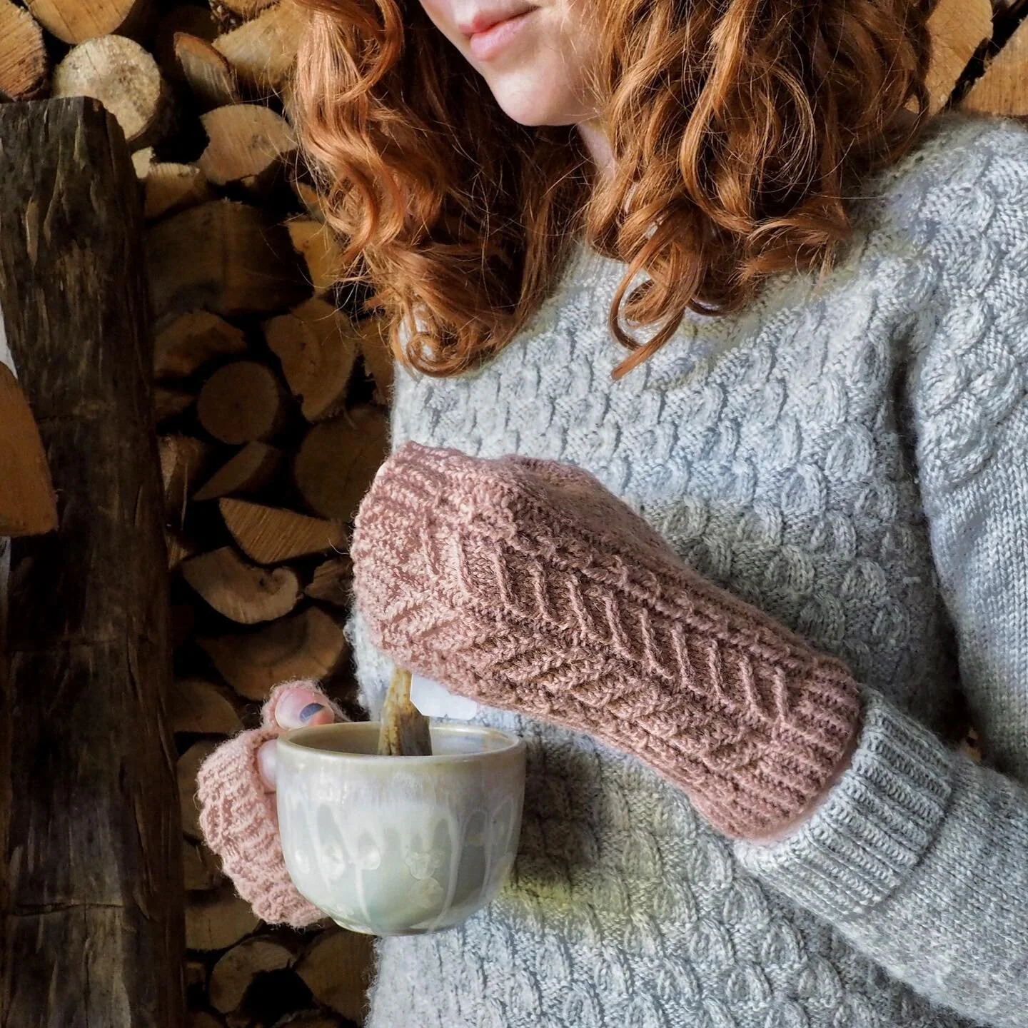 Feallan is now live! Thank you so much for all of your kind words over the past few days! When I set out to design a new pair of fingerless mittens, I wanted to capture that feeling you get with the first signs that Autumn is coming. For me, Autumn i