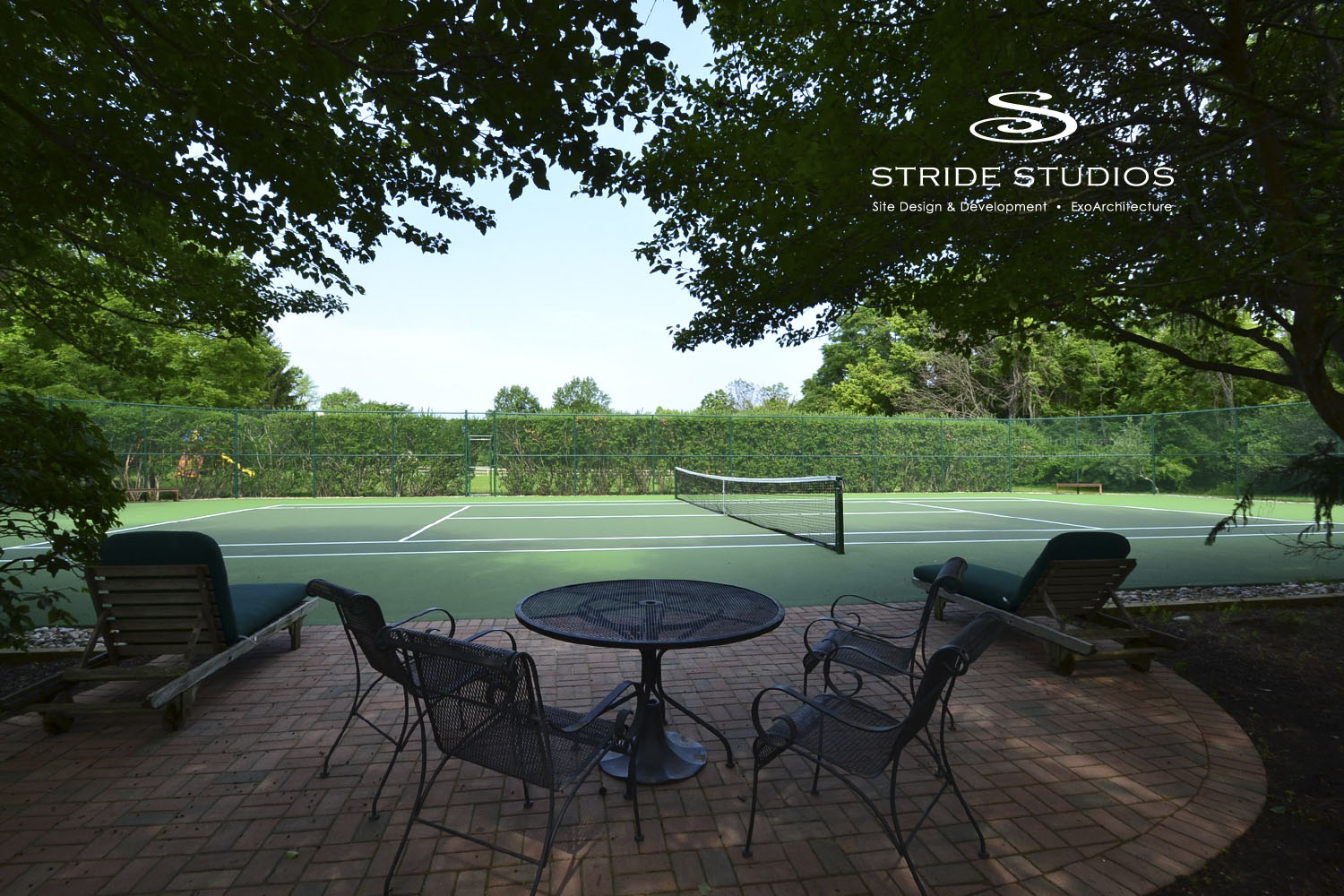 17-stride-studios-residential-tennis-court-patio-privacy.jpg