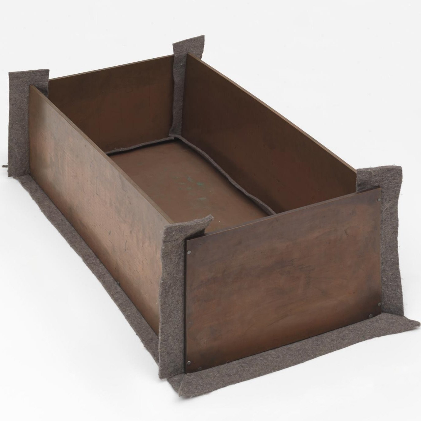 &ldquo;Dumb Box&rdquo; by Joseph Beuys: a testament to the fusion of science and spirit. Copper, conductor of energy, meets felt, the silent absorber. His innovative use of felt inspired Jim to explore its tactile depths.

#josephbeuys #artisticalche